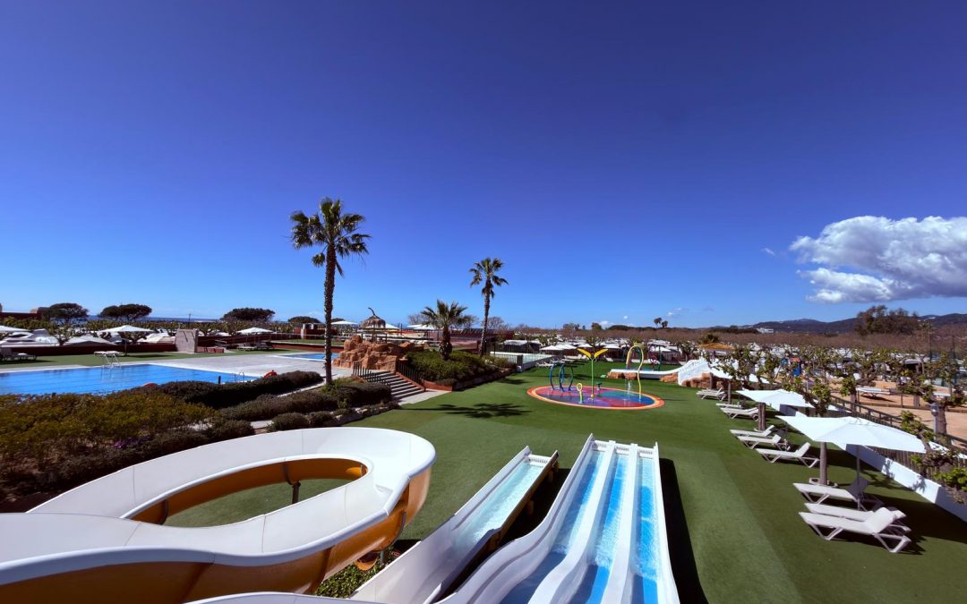 Se acerca el verano en Camping Els Pins: piscinas junto al mar, toboganes y ganas de chapuzón
